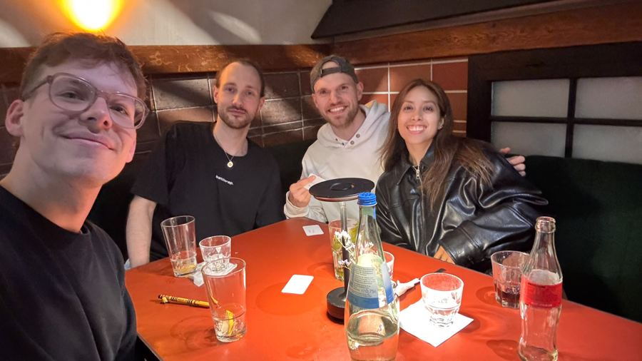 Vier Leute am Tisch in einer Bar