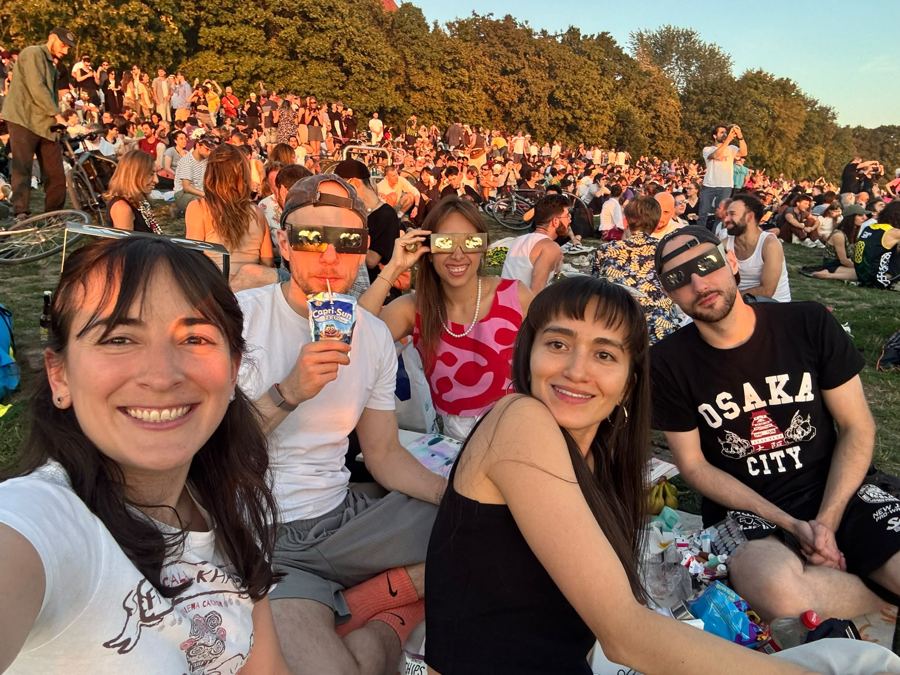 Gruppe bei Sonnenuntergang im Park